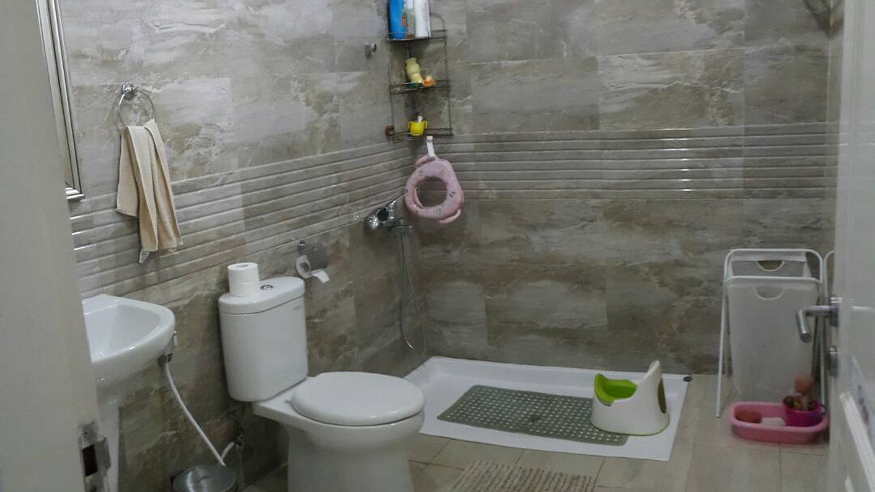 Disewakan Rumah Mewah di BSD, Ada kolam renang, semi furnished