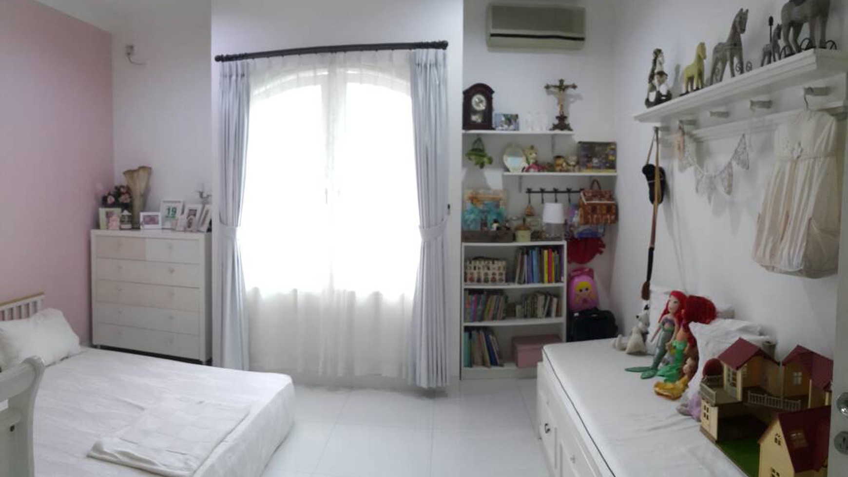 Disewakan Rumah Mewah di BSD, Ada kolam renang, semi furnished