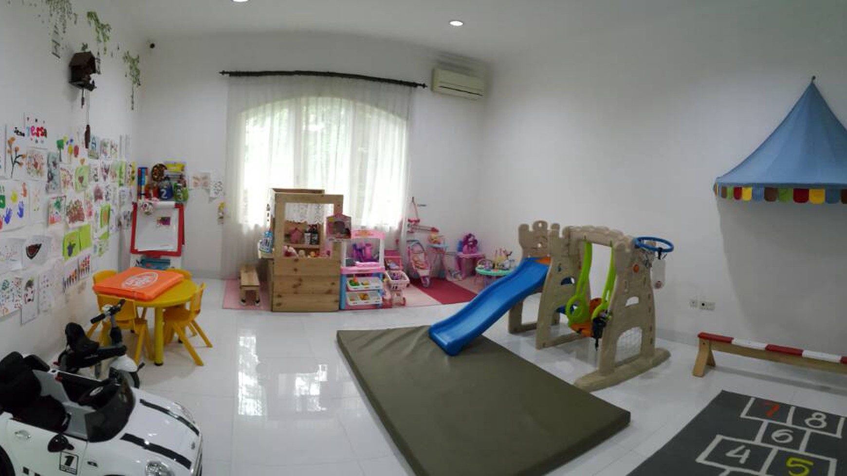 Disewakan Rumah Mewah di BSD, Ada kolam renang, semi furnished