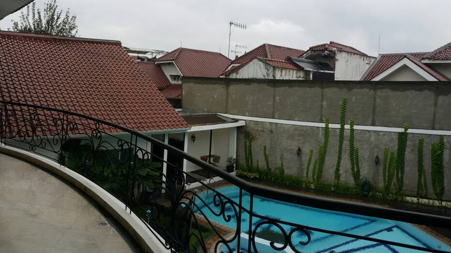 Disewakan Rumah Mewah di BSD, Ada kolam renang, semi furnished