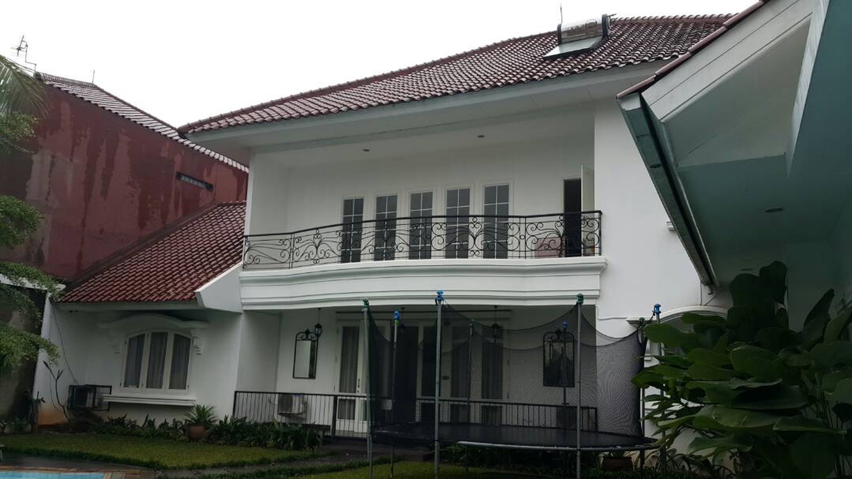 Disewakan Rumah Mewah di BSD, Ada kolam renang, semi furnished