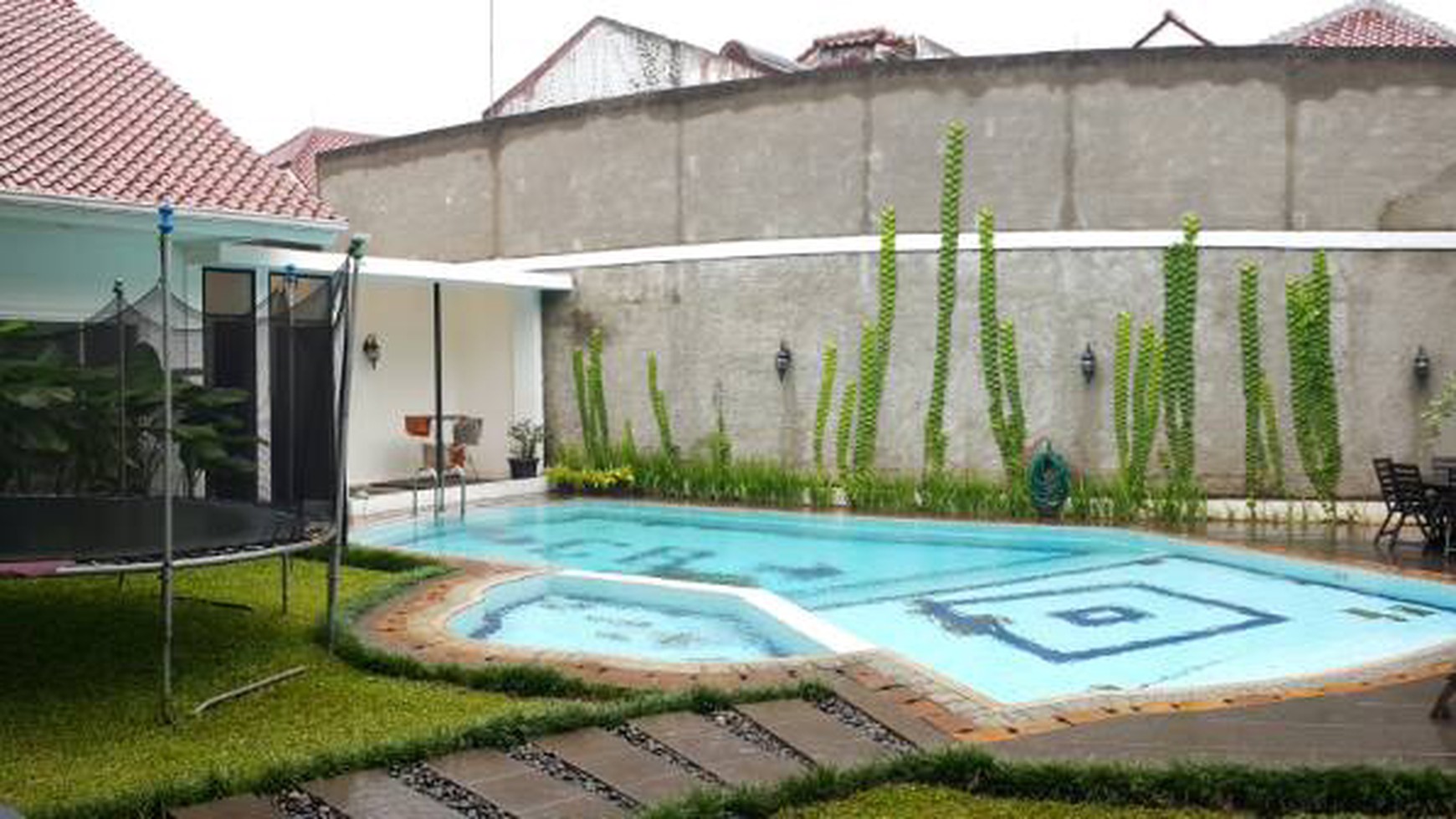 Disewakan Rumah Mewah di BSD, Ada kolam renang, semi furnished