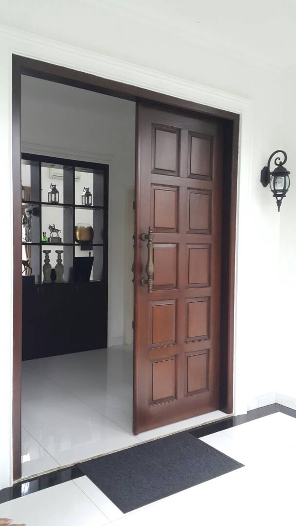 Disewakan Rumah Mewah di BSD, Ada kolam renang, semi furnished