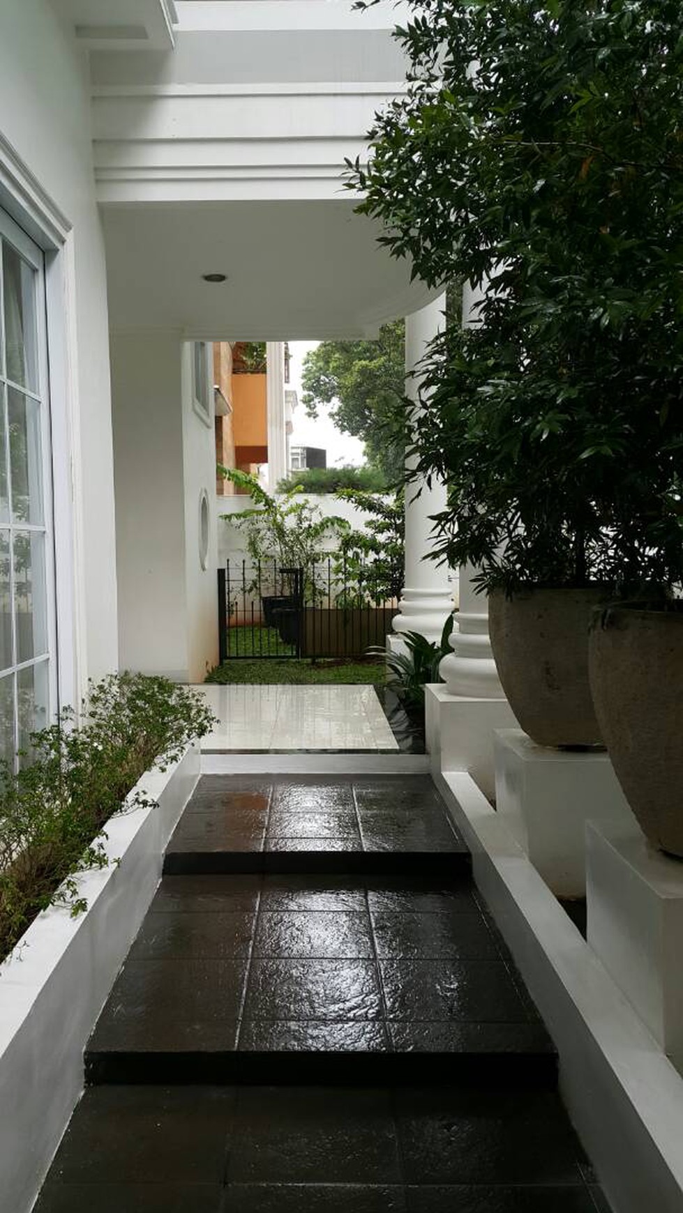 Disewakan Rumah Mewah di BSD, Ada kolam renang, semi furnished