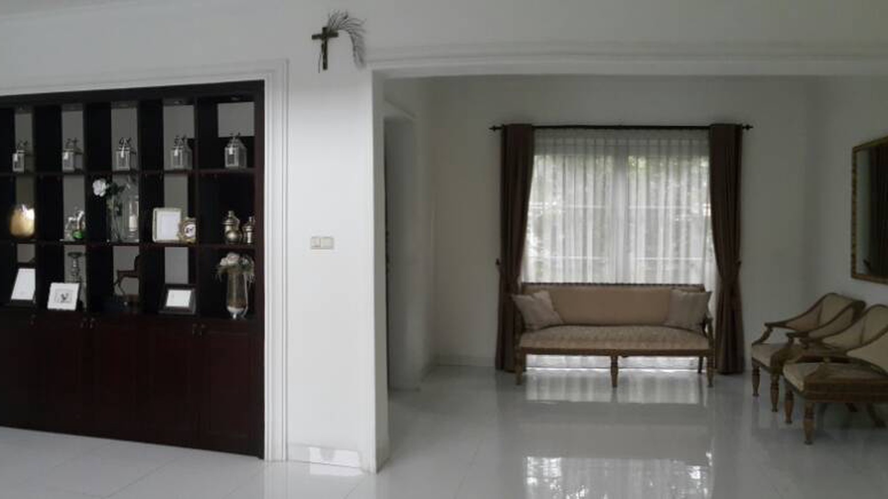 Disewakan Rumah Mewah di BSD, Ada kolam renang, semi furnished