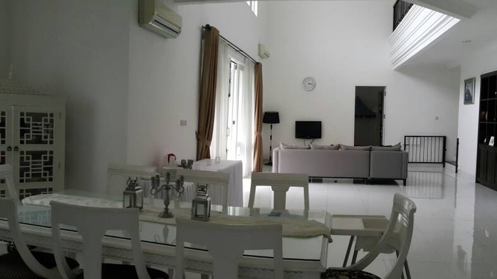 Disewakan Rumah Mewah di BSD, Ada kolam renang, semi furnished
