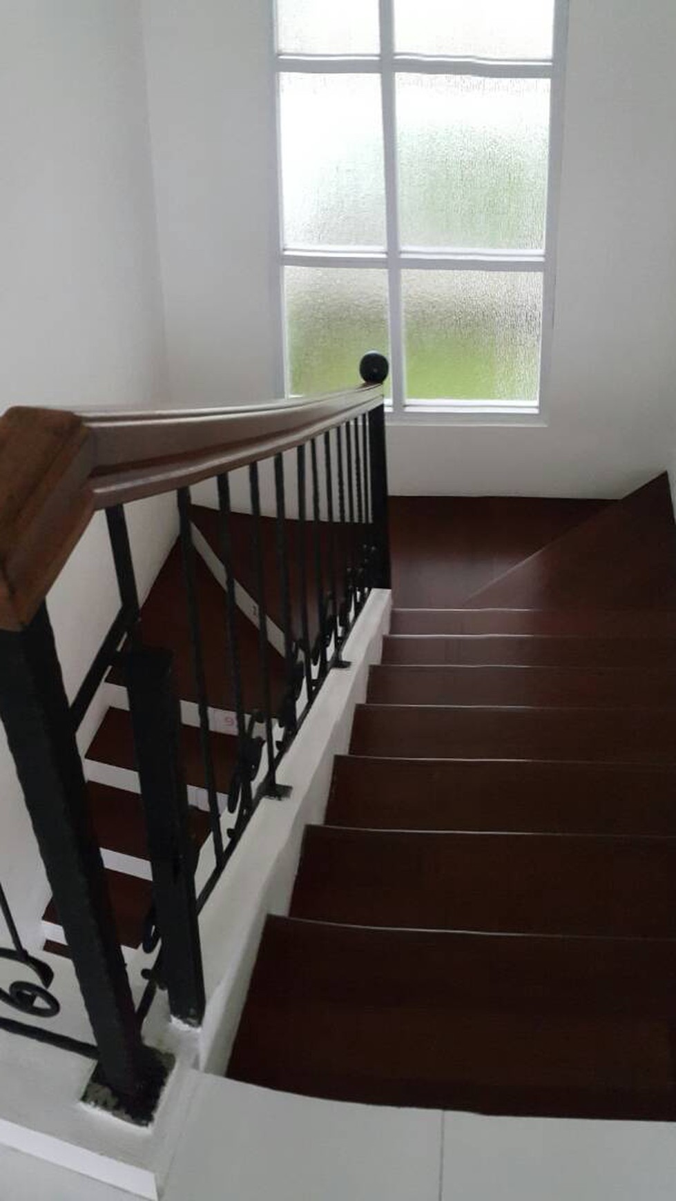 Disewakan Rumah Mewah di BSD, Ada kolam renang, semi furnished