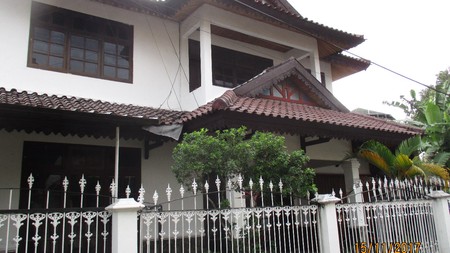 RUMAH DILINGKUNGAN UGM, POGUNG BARU, MLATI, SLEMAN