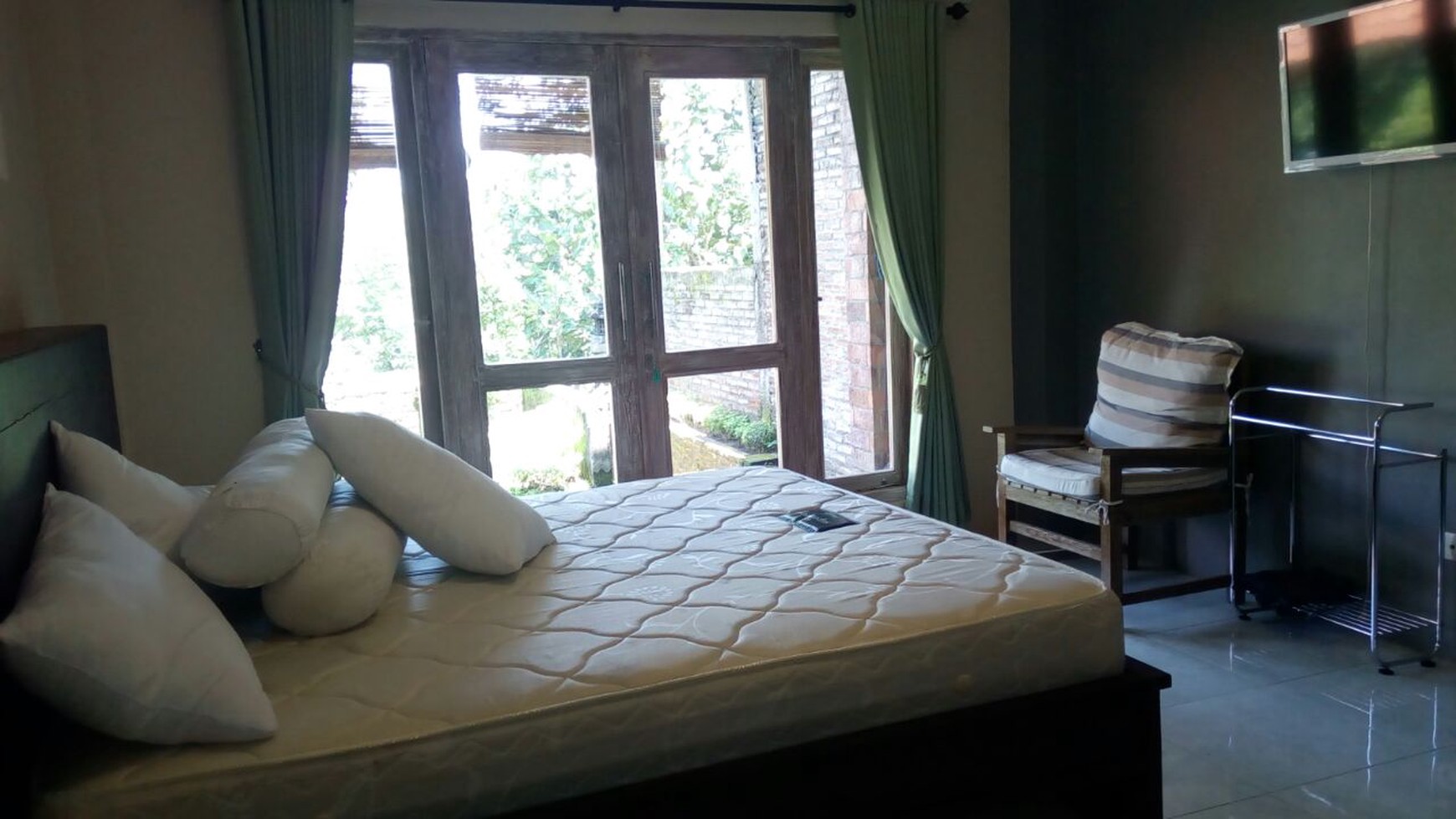 HUNIAN ETNIK+FURNITURE  DISEWAKAN, DENGAN PEMANDANGAN EMBUNG TAMBAK BOYO