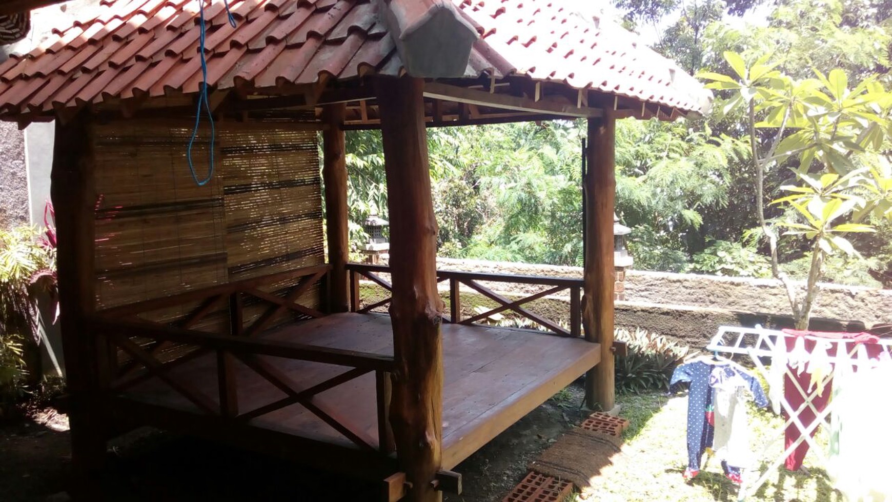 HUNIAN ETNIK+FURNITURE  DISEWAKAN, DENGAN PEMANDANGAN EMBUNG TAMBAK BOYO