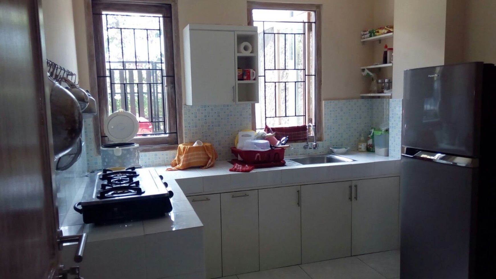 HUNIAN ETNIK+FURNITURE  DISEWAKAN, DENGAN PEMANDANGAN EMBUNG TAMBAK BOYO