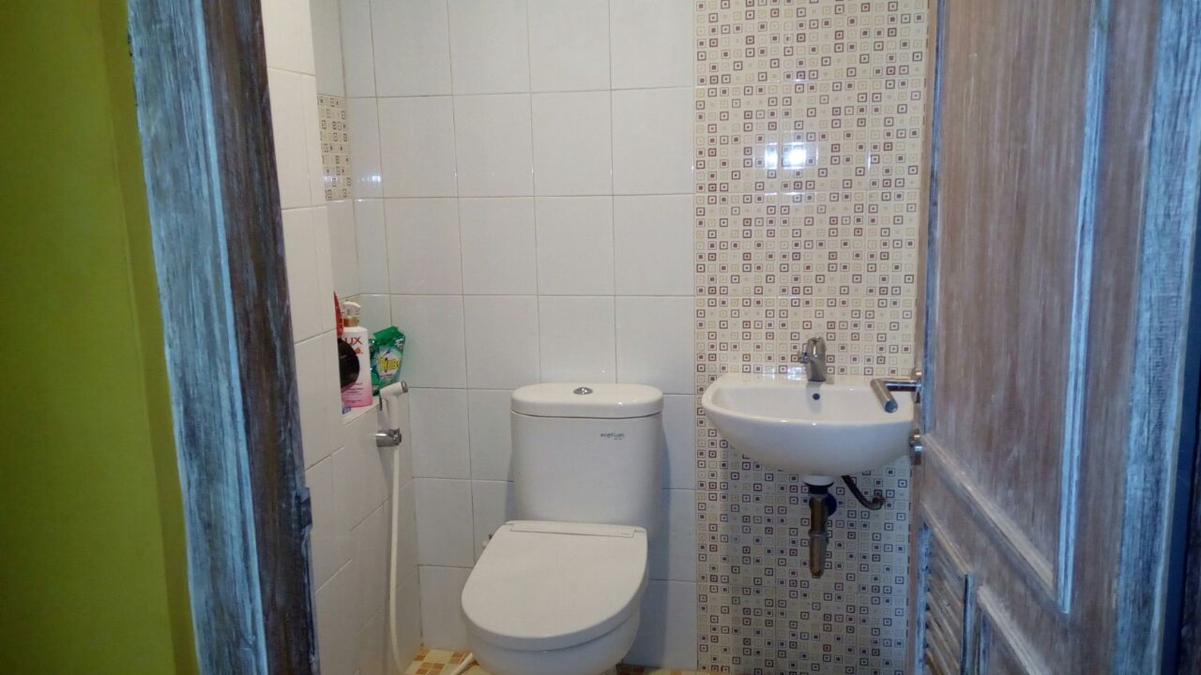 HUNIAN ETNIK+FURNITURE  DISEWAKAN, DENGAN PEMANDANGAN EMBUNG TAMBAK BOYO