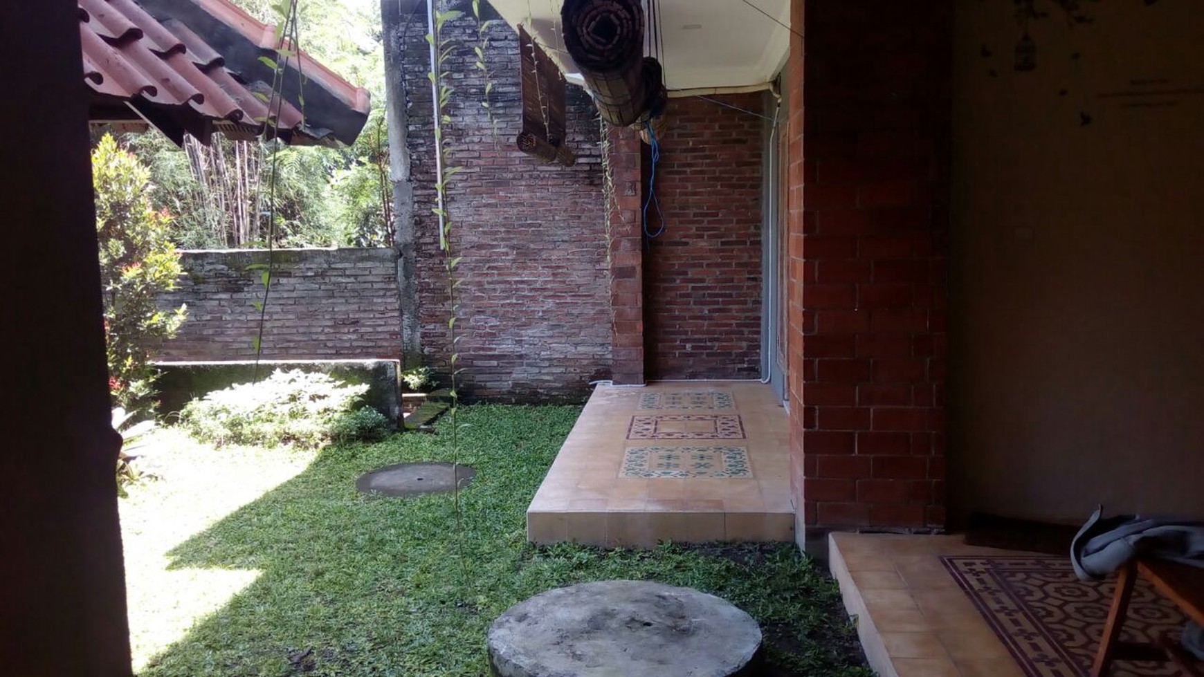 HUNIAN ETNIK+FURNITURE  DISEWAKAN, DENGAN PEMANDANGAN EMBUNG TAMBAK BOYO