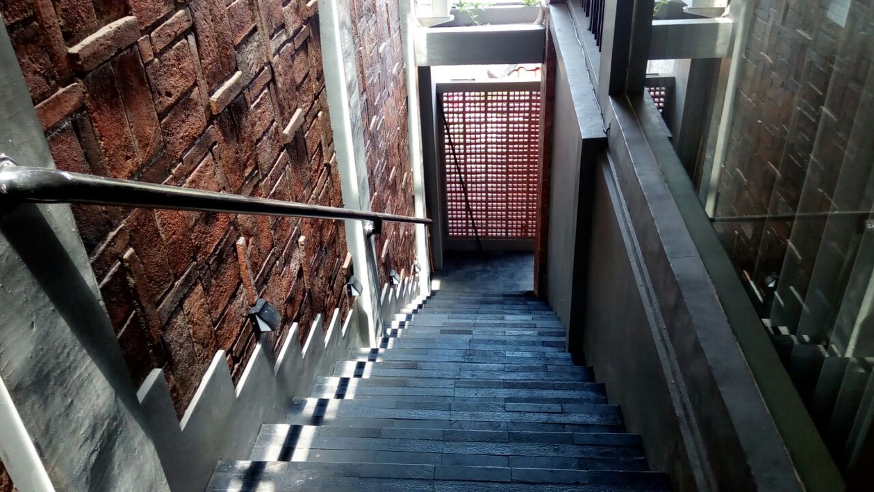 HUNIAN ETNIK+FURNITURE  DISEWAKAN, DENGAN PEMANDANGAN EMBUNG TAMBAK BOYO