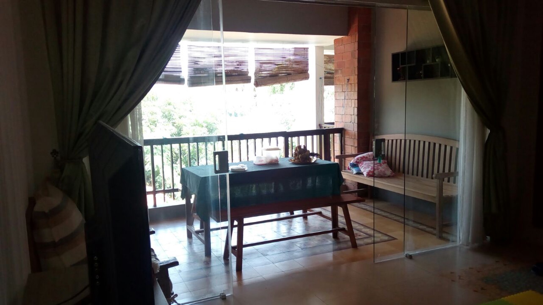 HUNIAN ETNIK+FURNITURE  DISEWAKAN, DENGAN PEMANDANGAN EMBUNG TAMBAK BOYO
