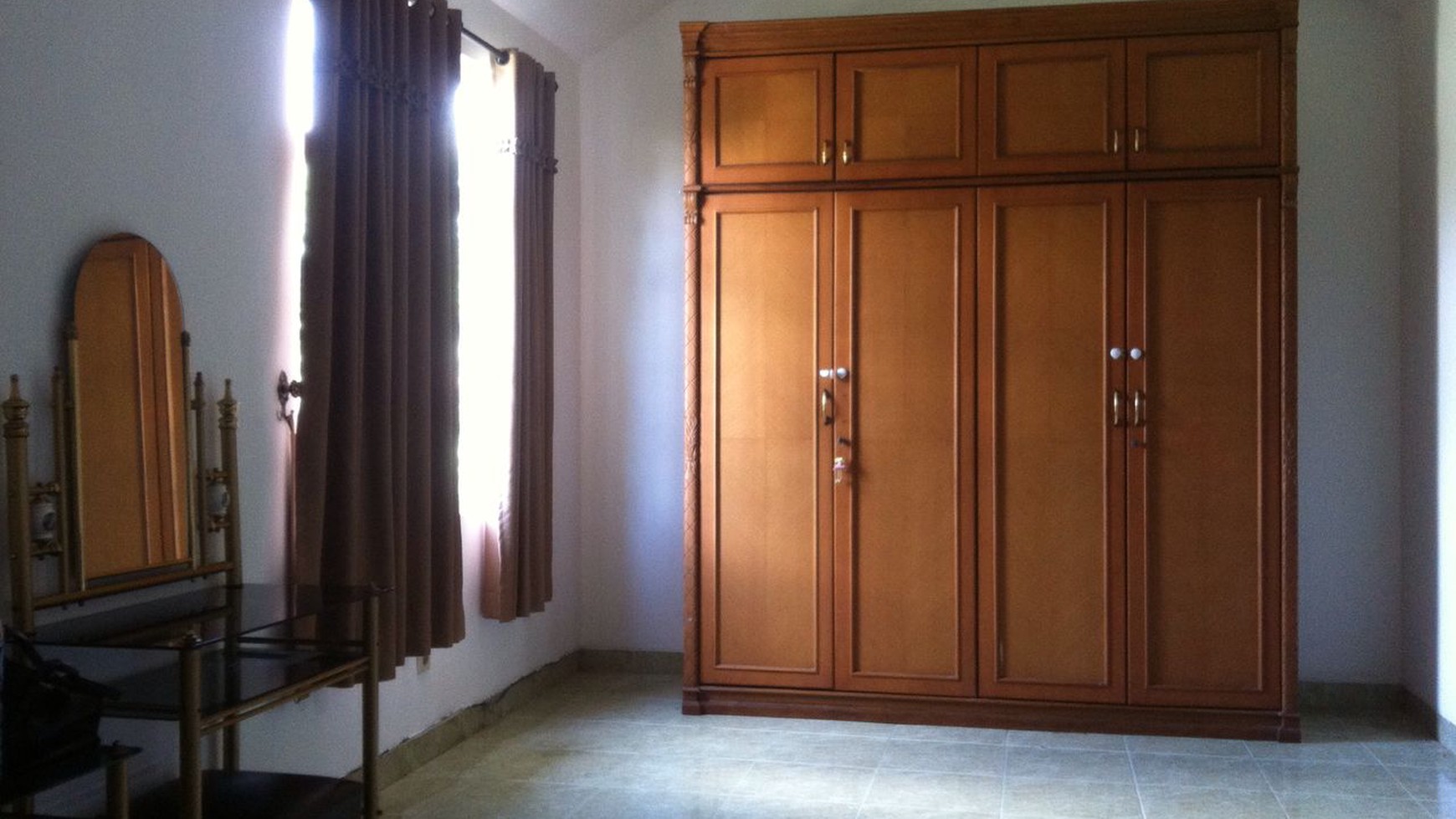 Disewakan Townhouse di Taman Elok Lantai 2&3 - Lippo Karawaci