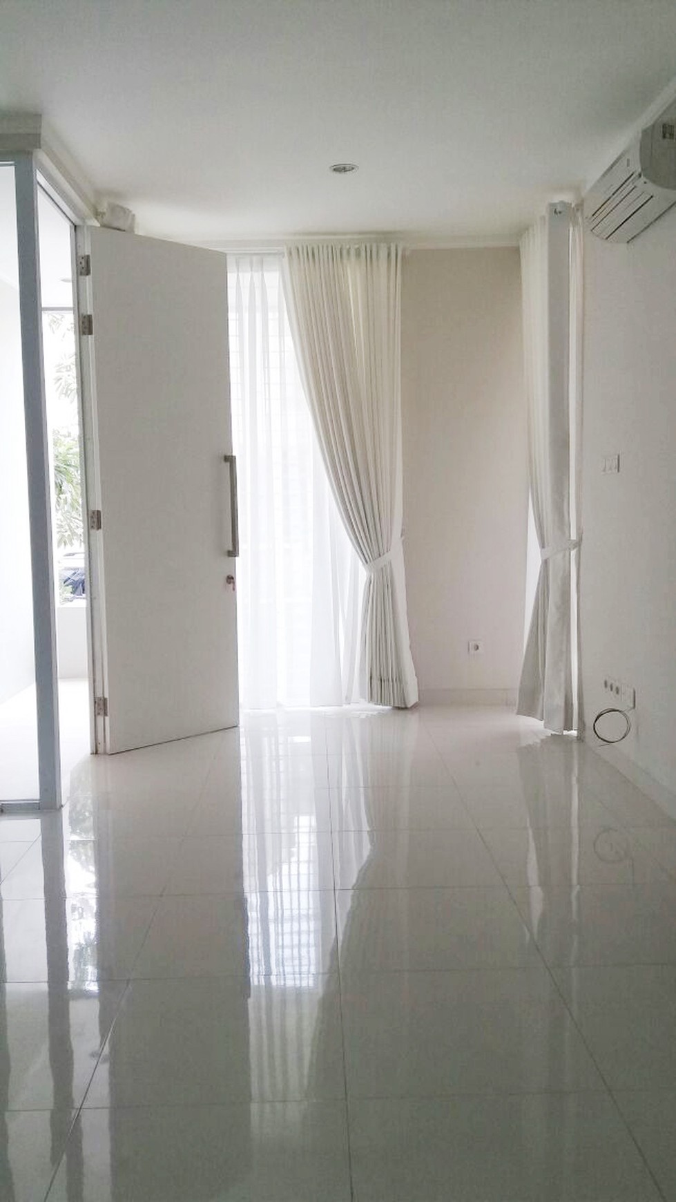 Rumah Disewakan Siap Huni, Lokasi Strategis, dan Asri Di Discovery Eola, Bintaro sektor 9