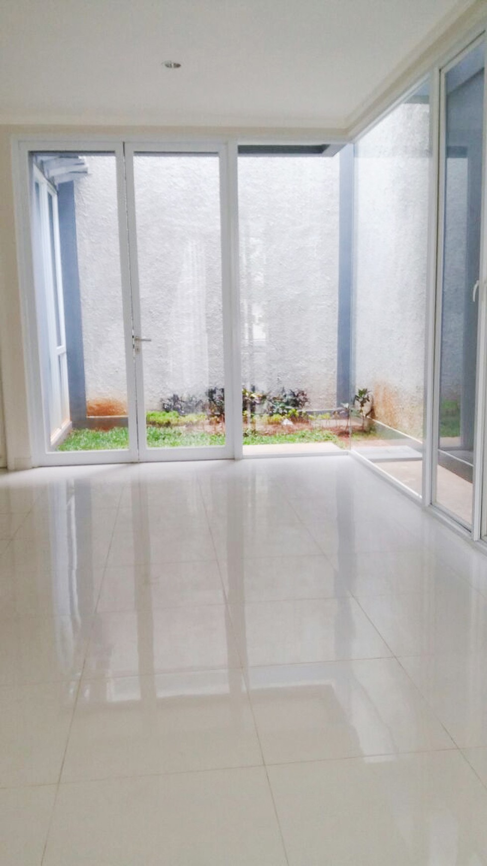 Rumah Disewakan Siap Huni, Lokasi Strategis, dan Asri Di Discovery Eola, Bintaro sektor 9