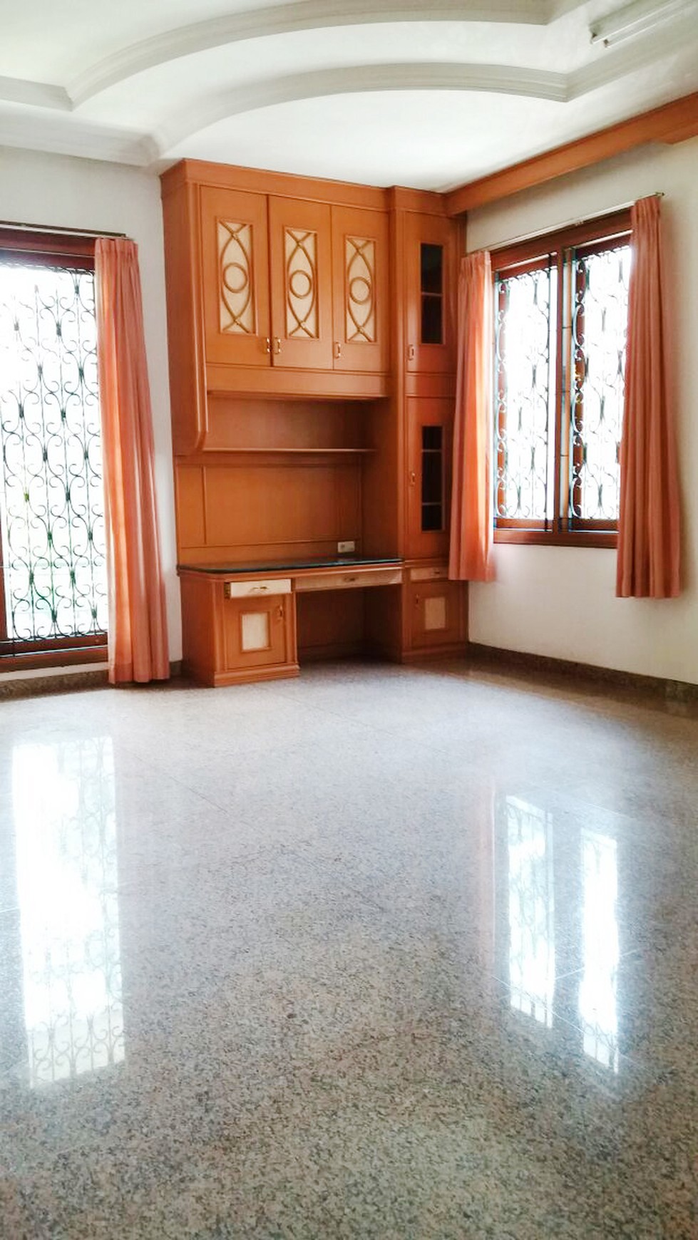 Rumah Disewakan Siap Huni, Lokasi Strategis, dan Asri Di Pondok Indah Jaksel
