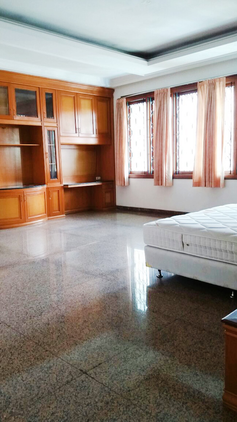 Rumah Disewakan Siap Huni, Lokasi Strategis, dan Asri Di Pondok Indah Jaksel