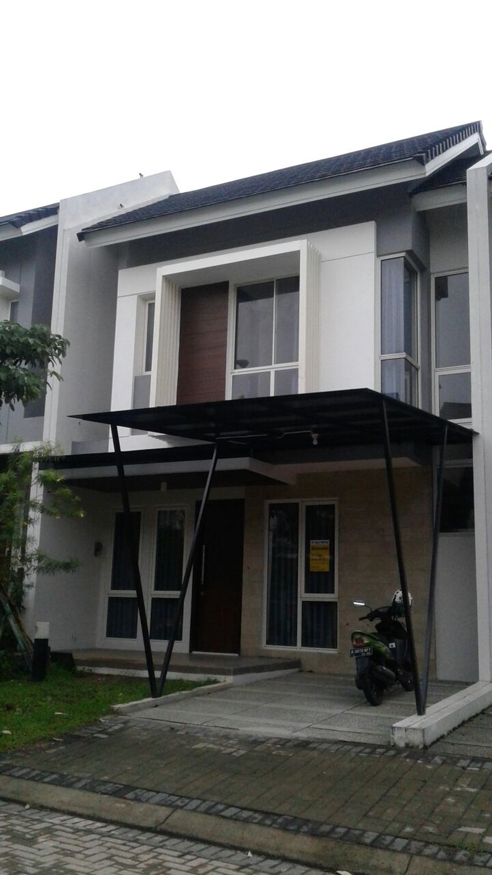 Rumah siap huni lokasi strategis di The Green