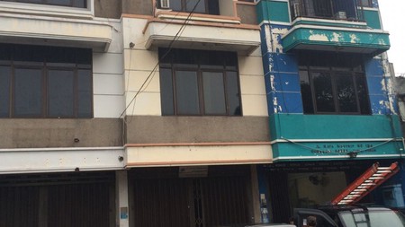 RUKO 3 LANTAI RAYA MASTRIP