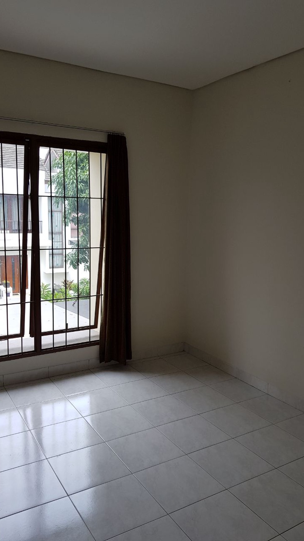 EMERALD TOWN HOUSE BINTARO SEKTOR 9