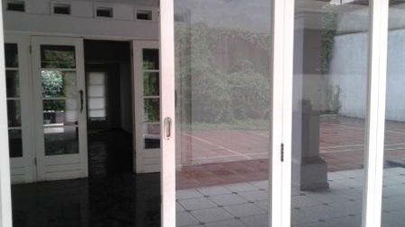Rumah di area komersial Menteng untuk usaha
