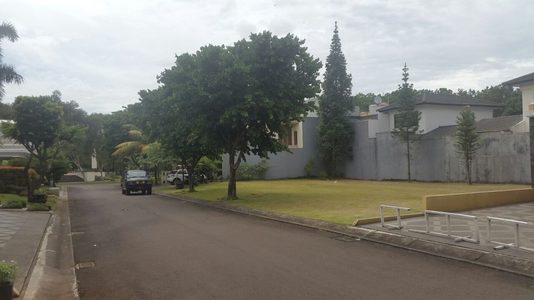 Hadap selatan timur (tenggara) lokasi di depan, dekat taman utama dan gerbang masuk .. 👍🏻 TOP BGT deh.