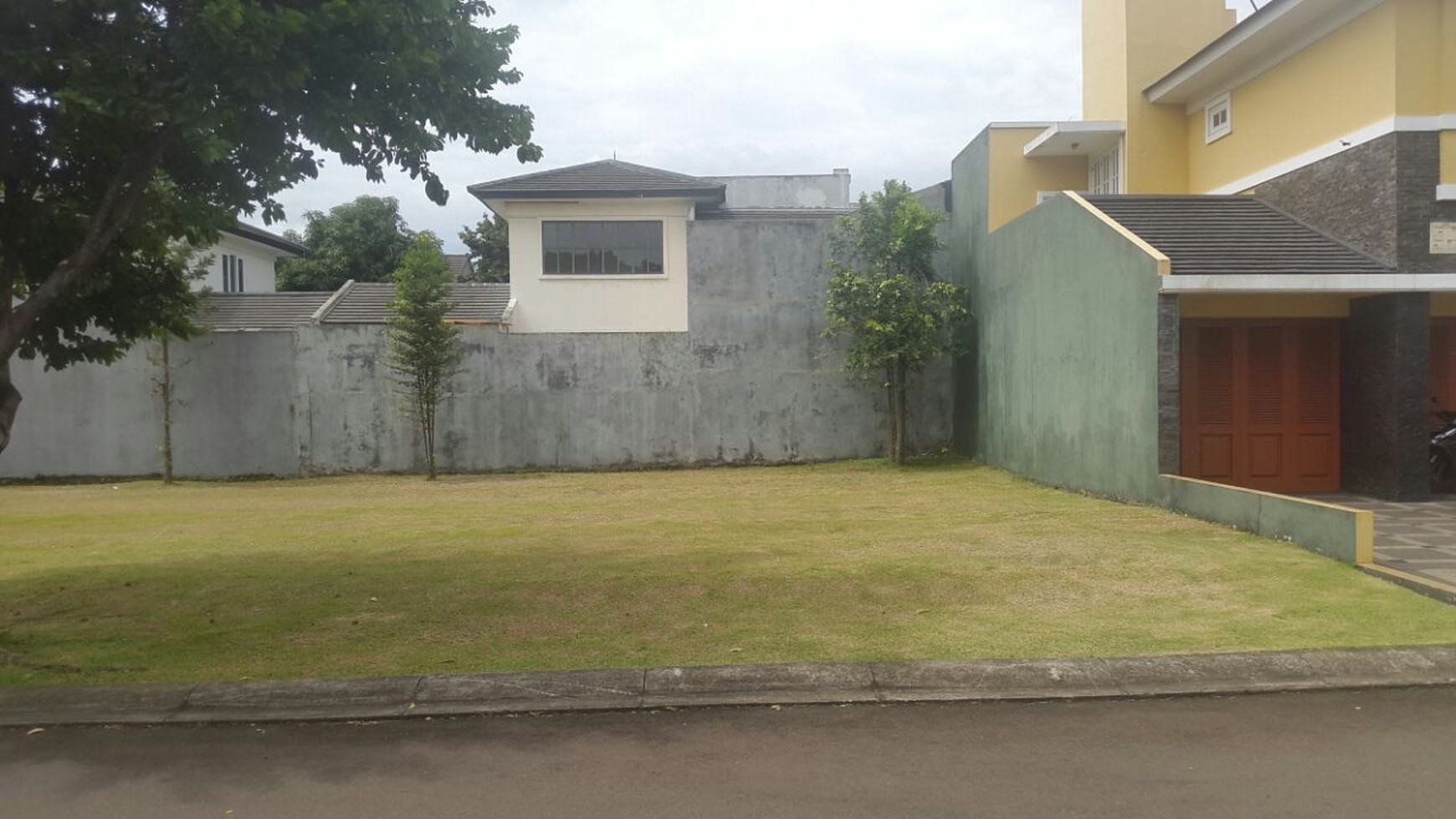 Hadap selatan timur (tenggara) lokasi di depan, dekat taman utama dan gerbang masuk .. 👍🏻  TOP BGT deh.