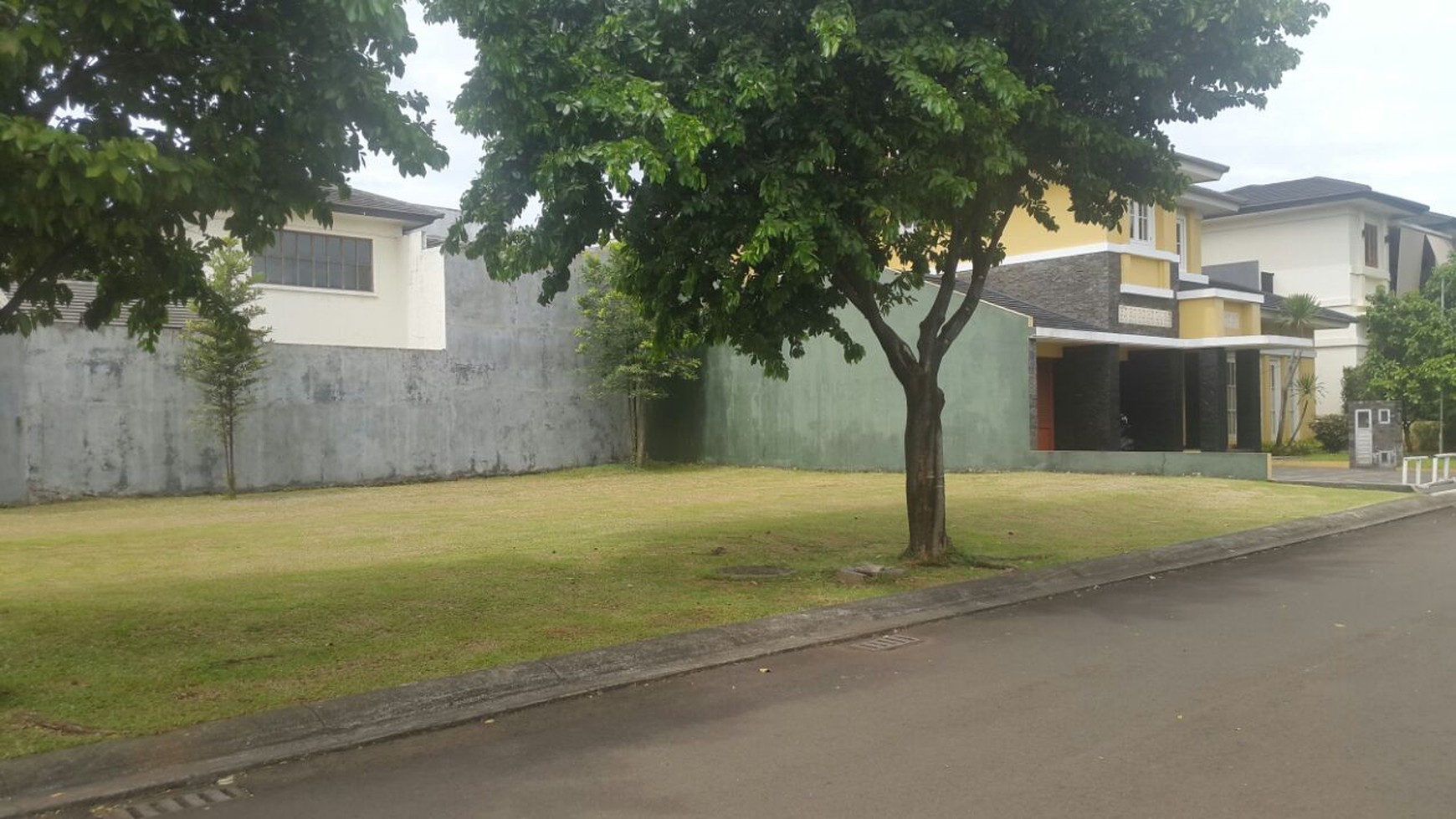 Hadap selatan timur (tenggara) lokasi di depan, dekat taman utama dan gerbang masuk .. 👍🏻  TOP BGT deh.