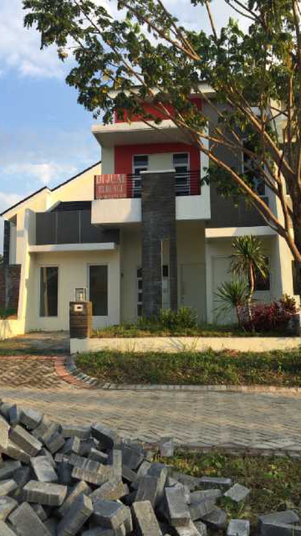 Rumah La Diva Menganti kondisi baru