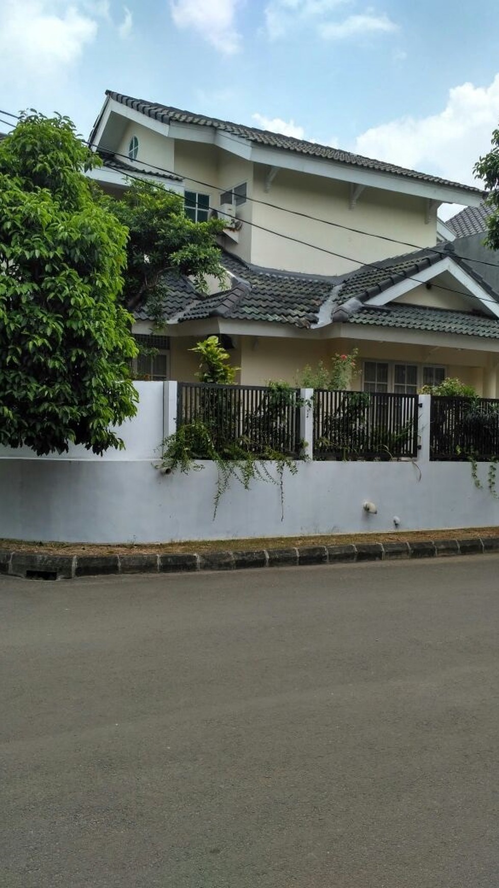 Rumah siap huni,bagus sekali,jalan lebar di Bintaro Jaya 9