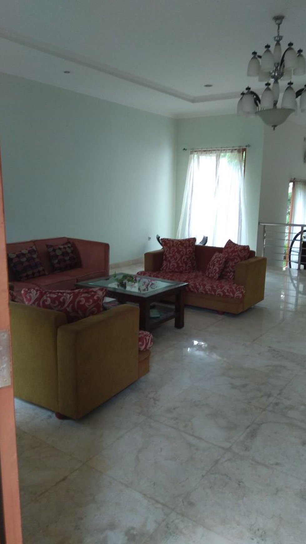 Rumah dengan dengan Halaman yang Luas di Jagakarsa