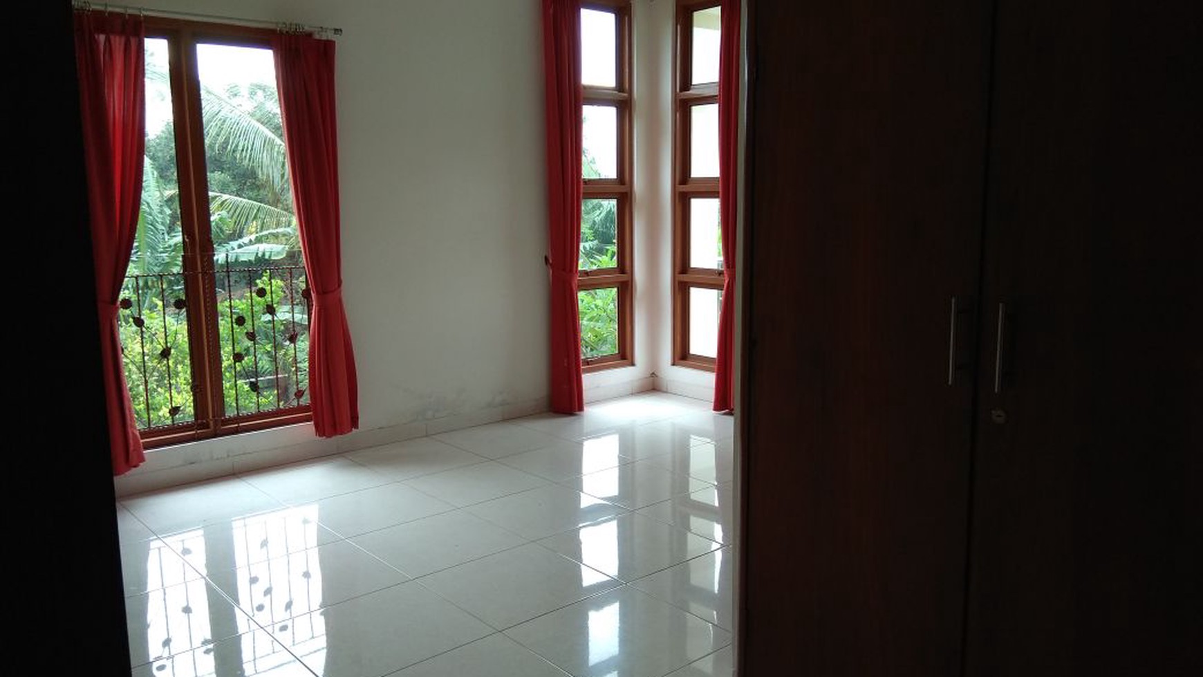 Rumah dengan dengan Halaman yang Luas di Jagakarsa