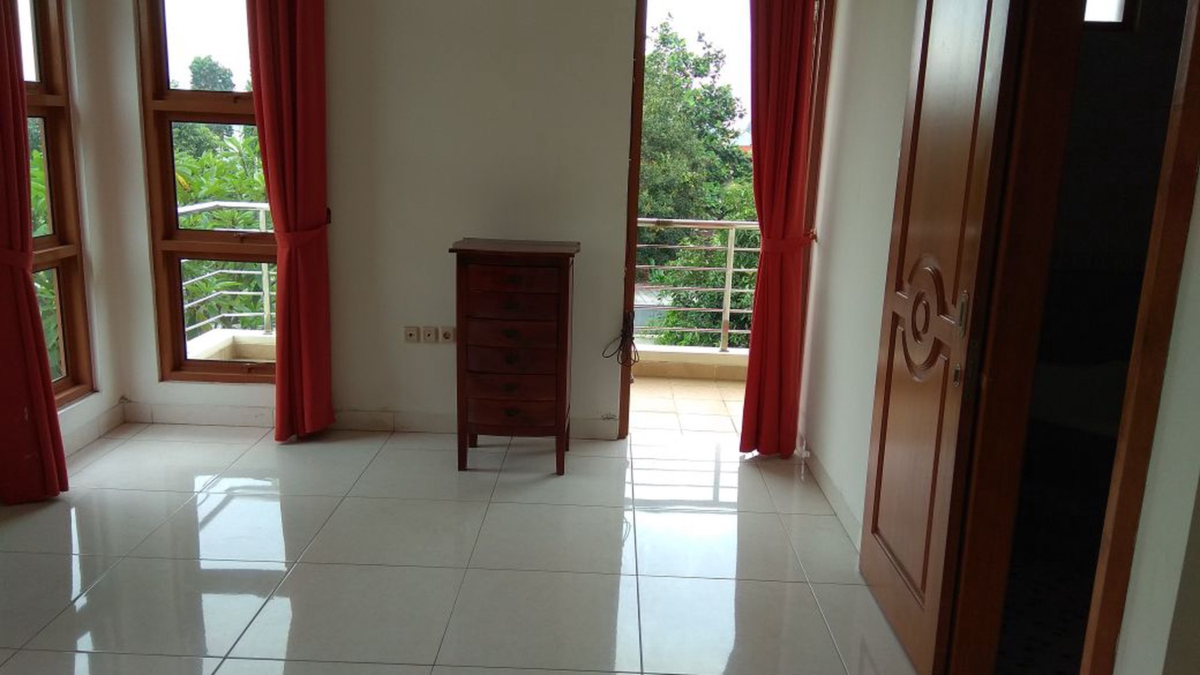 Rumah dengan dengan Halaman yang Luas di Jagakarsa