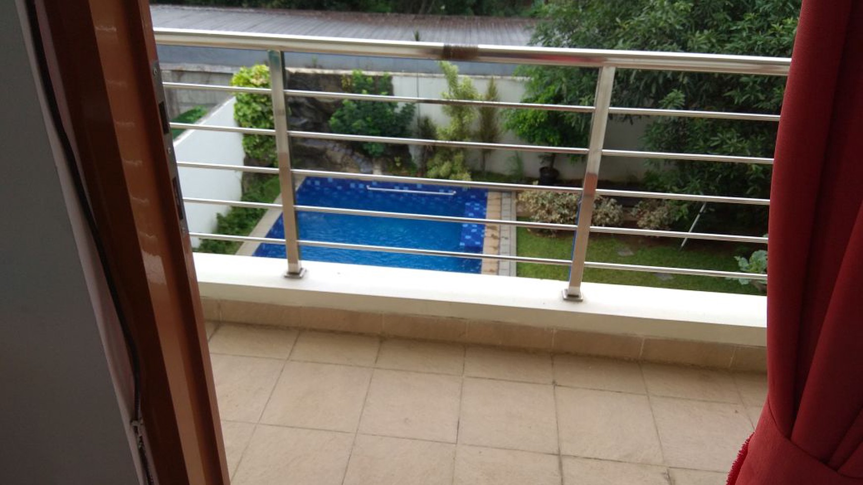 Rumah dengan dengan Halaman yang Luas di Jagakarsa