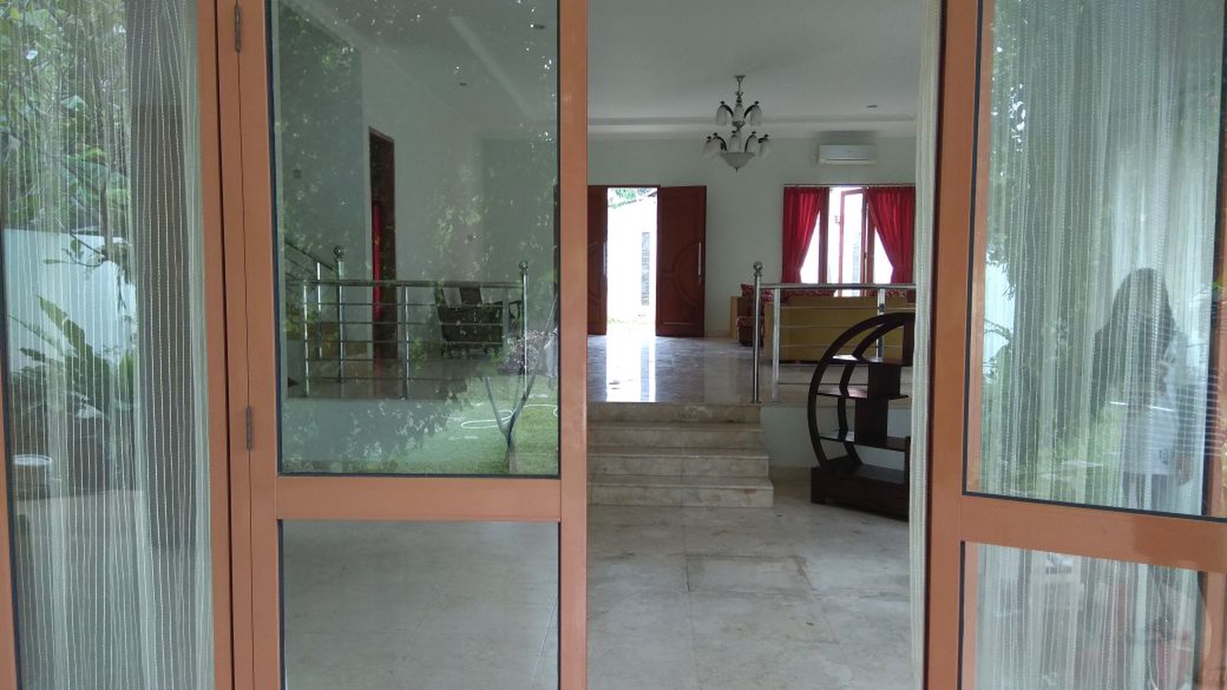 Rumah dengan dengan Halaman yang Luas di Jagakarsa