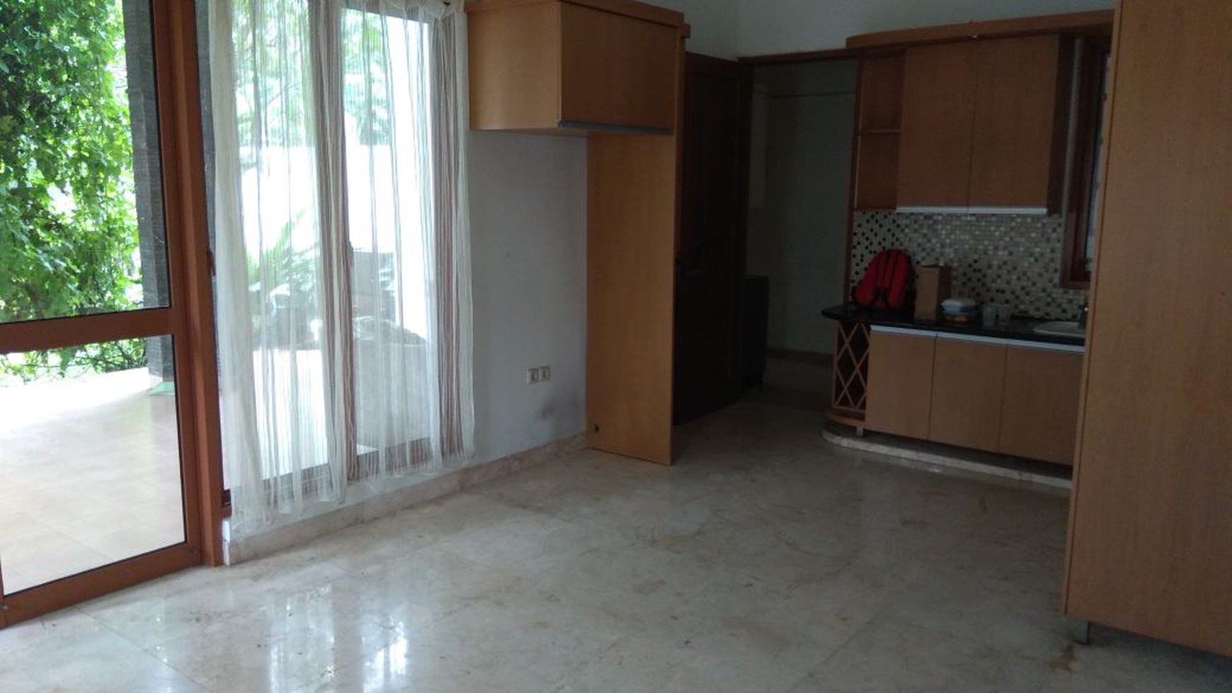 Rumah dengan dengan Halaman yang Luas di Jagakarsa