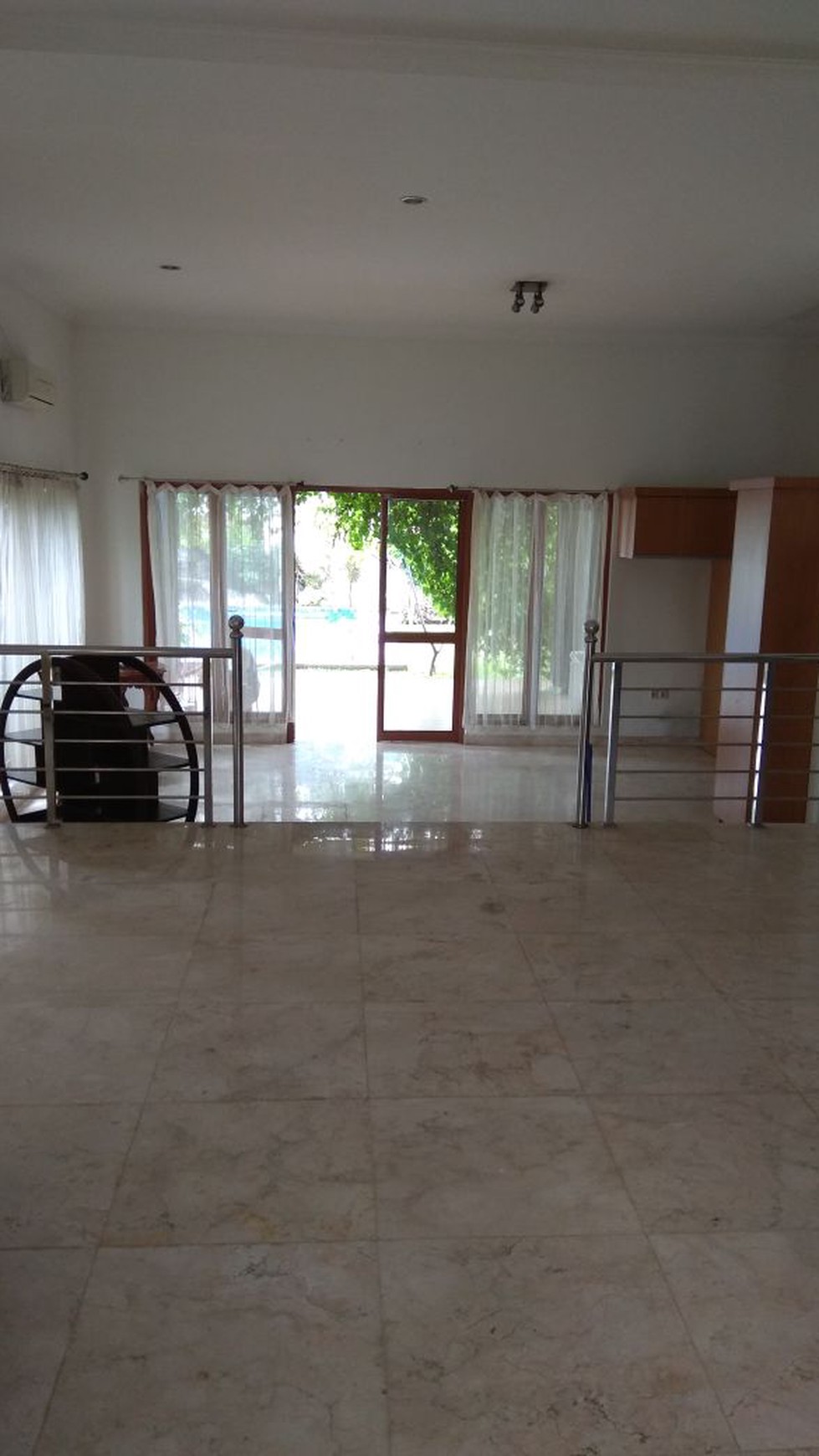 Rumah dengan dengan Halaman yang Luas di Jagakarsa