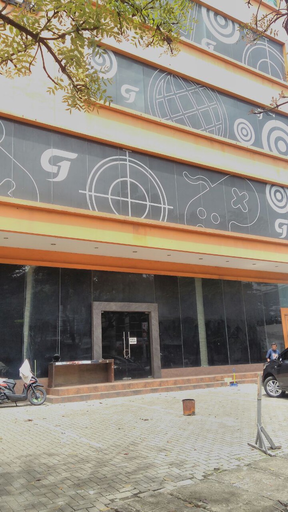Gedung 4 Lantai di Pondok Indah Arteri -Parkir Luas