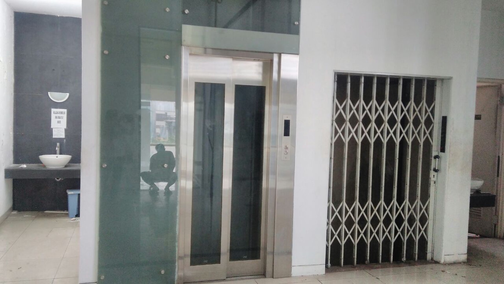 Gedung 4 Lantai di Pondok Indah Arteri -Parkir Luas