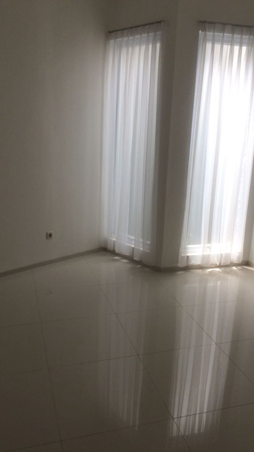 Rumah Nyaman dan Siap Huni di Kawasan Emerald, Bintaro