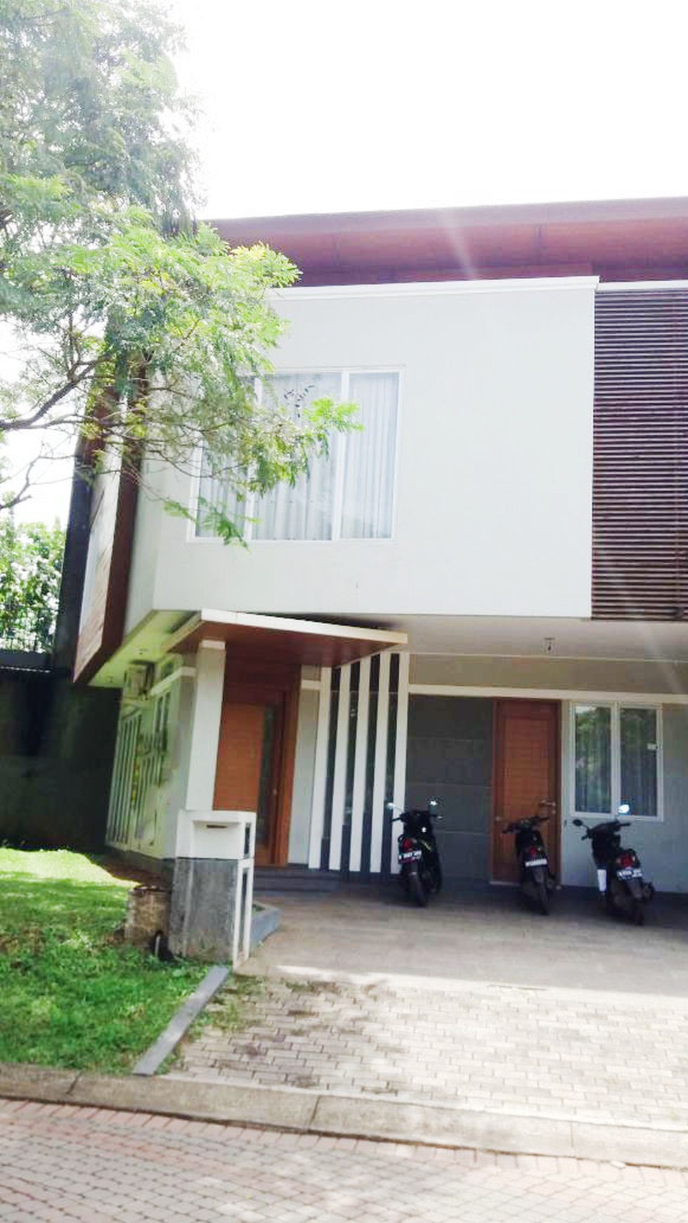 Rumah Nyaman dan Siap Huni di Kawasan Emerald, Bintaro