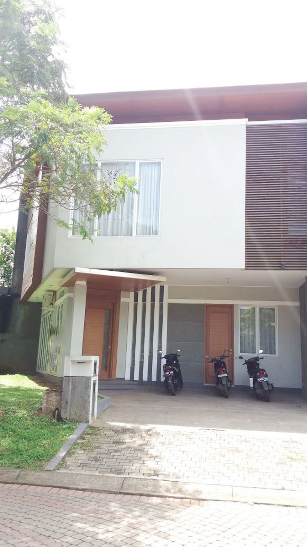 Rumah Nyaman dan Siap Huni di Kawasan Emerald, Bintaro