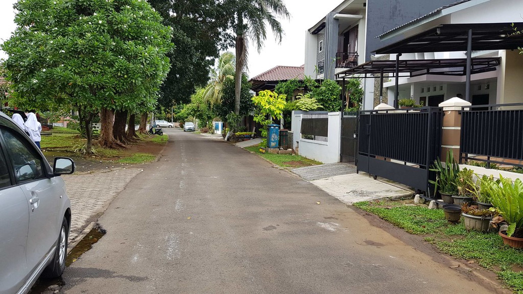 Rumah DEPAN TAMAN & Row jalan lebar di kencana Loka BSD