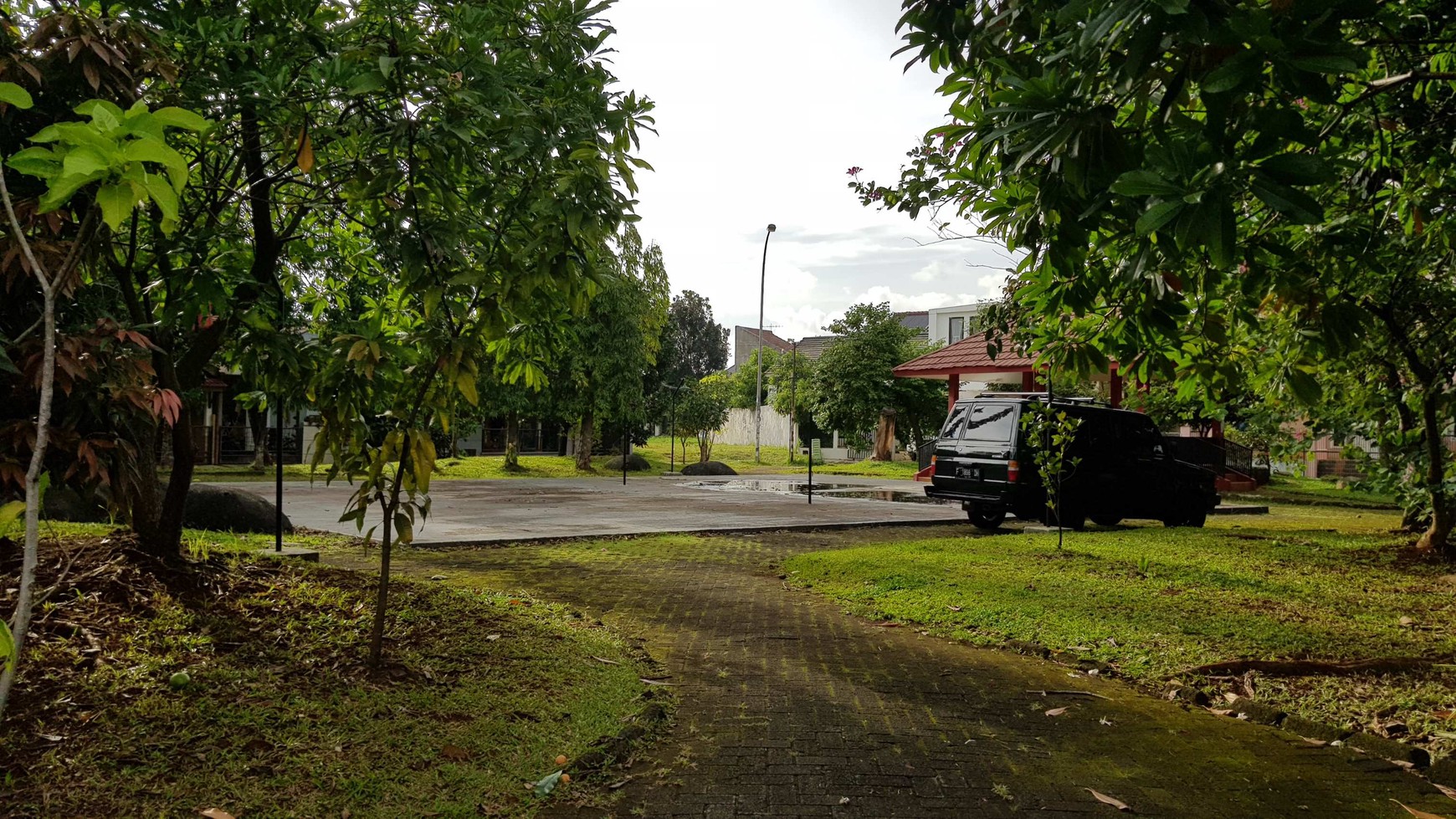 Rumah DEPAN TAMAN & Row jalan lebar di kencana Loka BSD