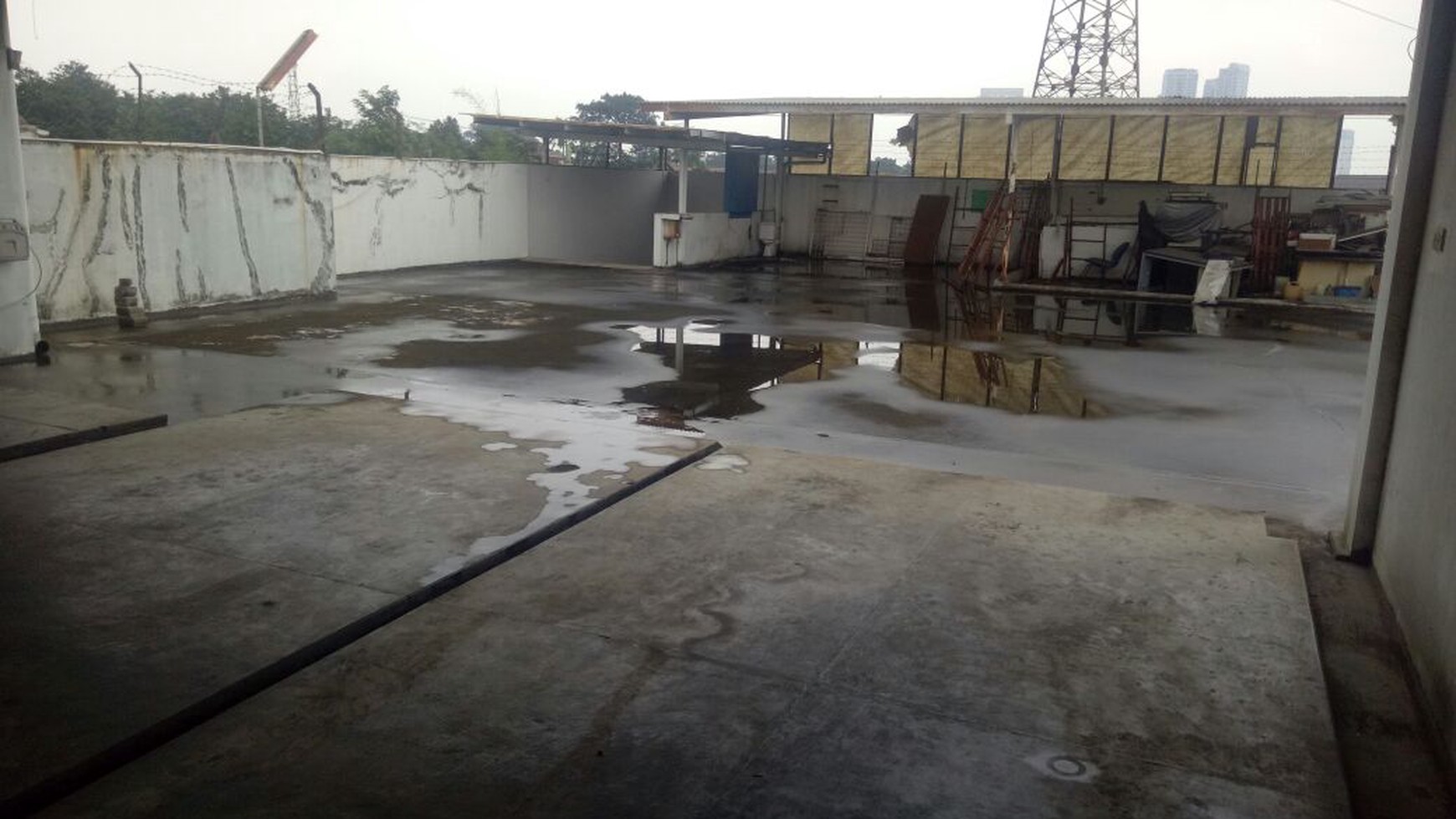 Gedung Ex Showroom & Bengkel Dijual !!