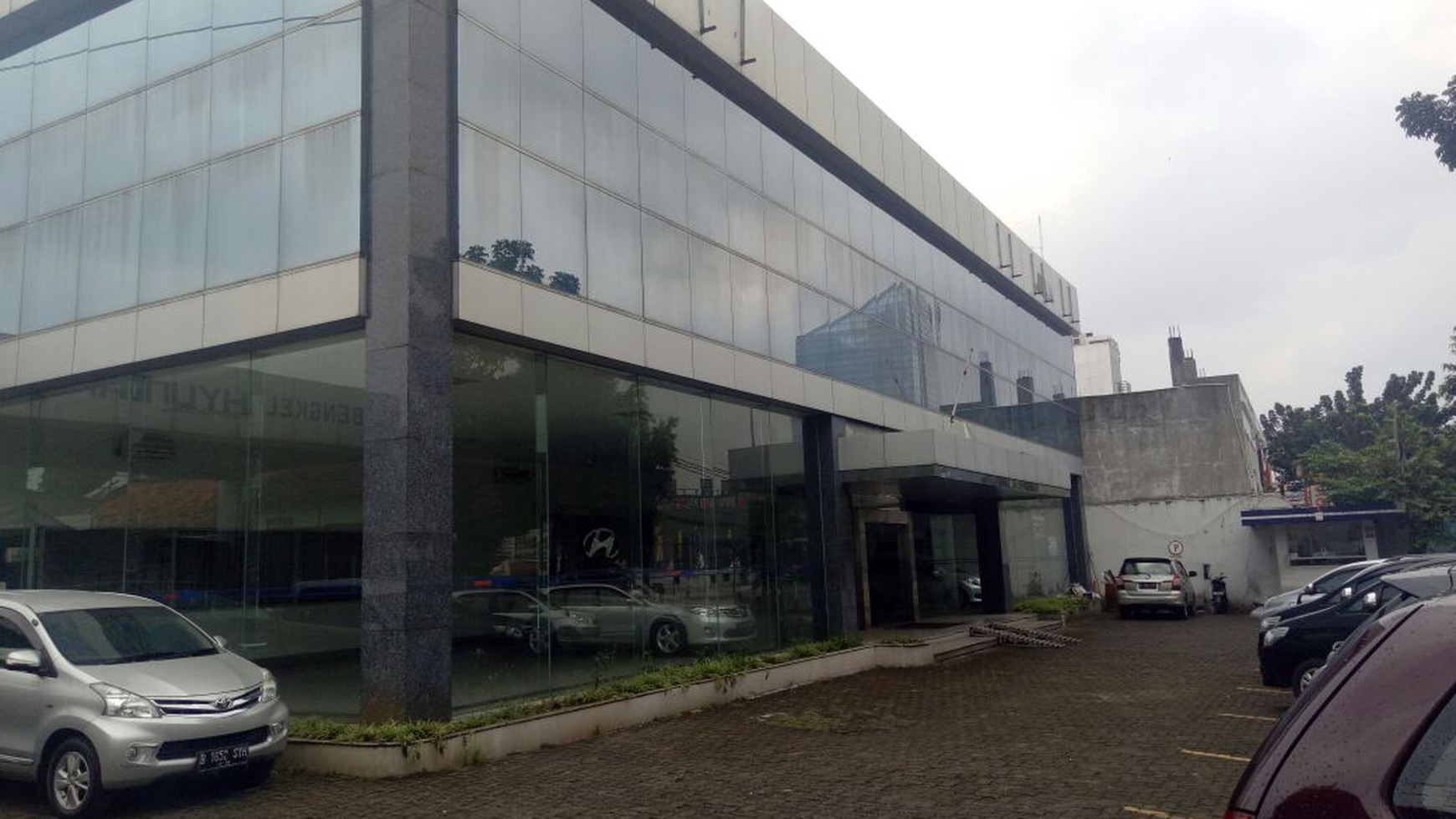 Gedung Ex Showroom & Bengkel Dijual !!