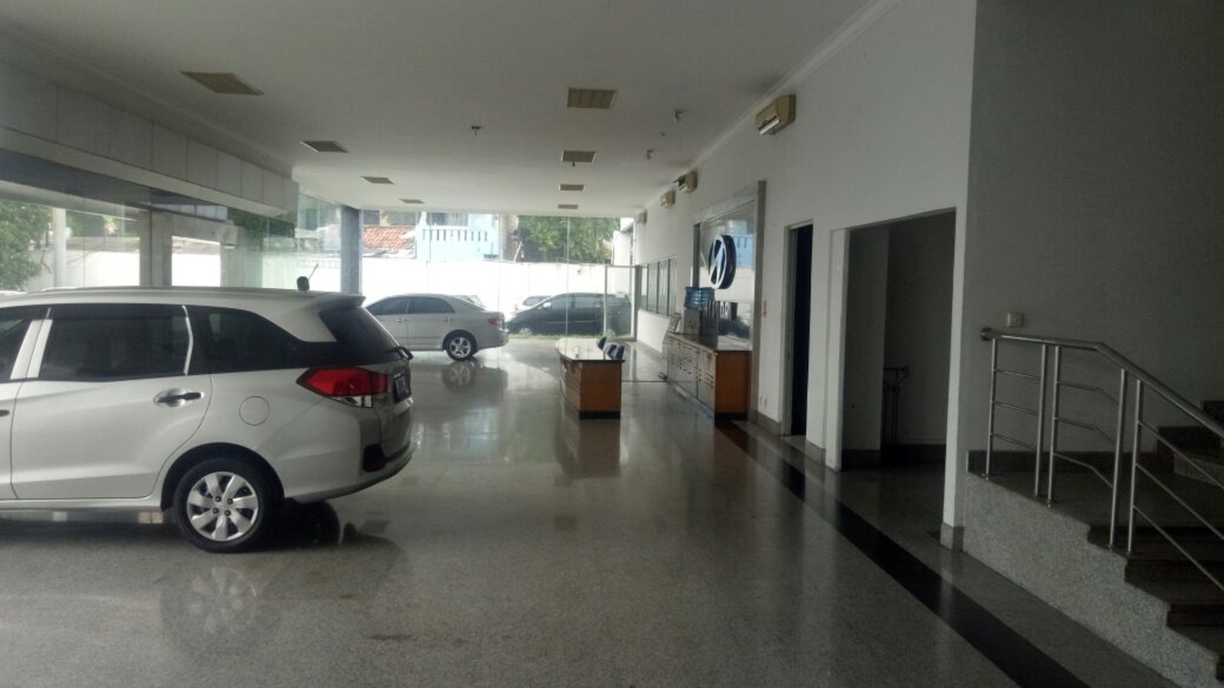 Gedung Ex Showroom & Bengkel Dijual !!